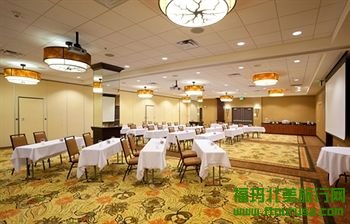 丹佛机场假日套房酒店（三星级）